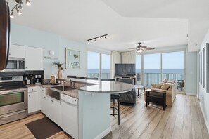 Een koelkast, een microgolfoven, een oven, een kookplaat