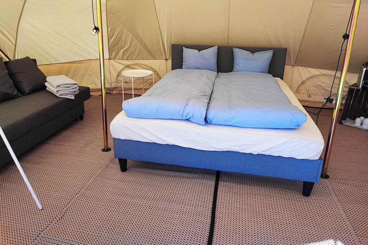 Premium Tent | Premium bedding, travel crib, bed sheets