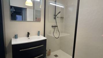 Een douche, een haardroger, handdoeken, zeep