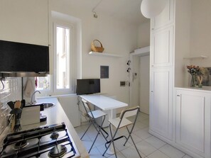 Private kitchen - Comfortable and quiet apartment 15 minutes from train station (Milano)