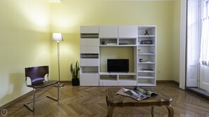 Apartment (2 Bedrooms) | Wohnbereich | 55-Zoll-Fernseher mit Kabelempfang