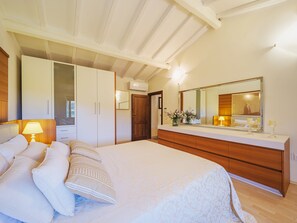 4 bedrooms, iron/ironing board, travel crib, free WiFi