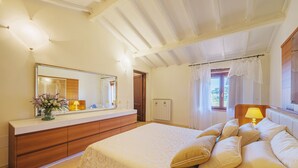 4 bedrooms, iron/ironing board, travel crib, WiFi (free)