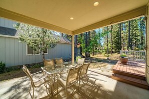 Outdoor dining - Sequoia Pines - 411 Sequoia Circle (Plumas Eureka)