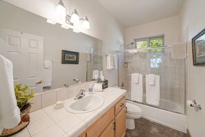 Badewanne, Haartrockner, Handtücher