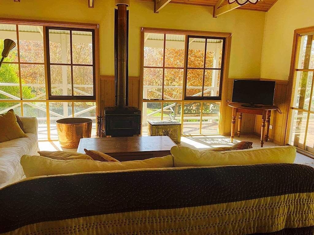 Een televisie en een open haard