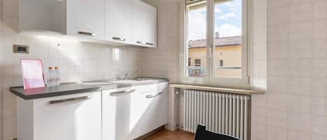 Kylskåp, ugn, vattenkokare och grytor/köksredskap