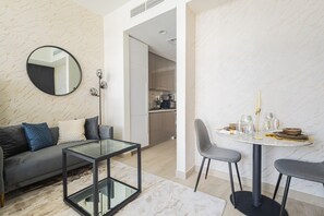 Design-Studio | Wohnbereich | 55-Zoll-Smart-TV mit Digitalempfang, Fernseher