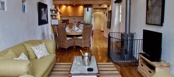 Beautiful Cottage with gorgeous gardens log burner, EV charger and Pet-friendly