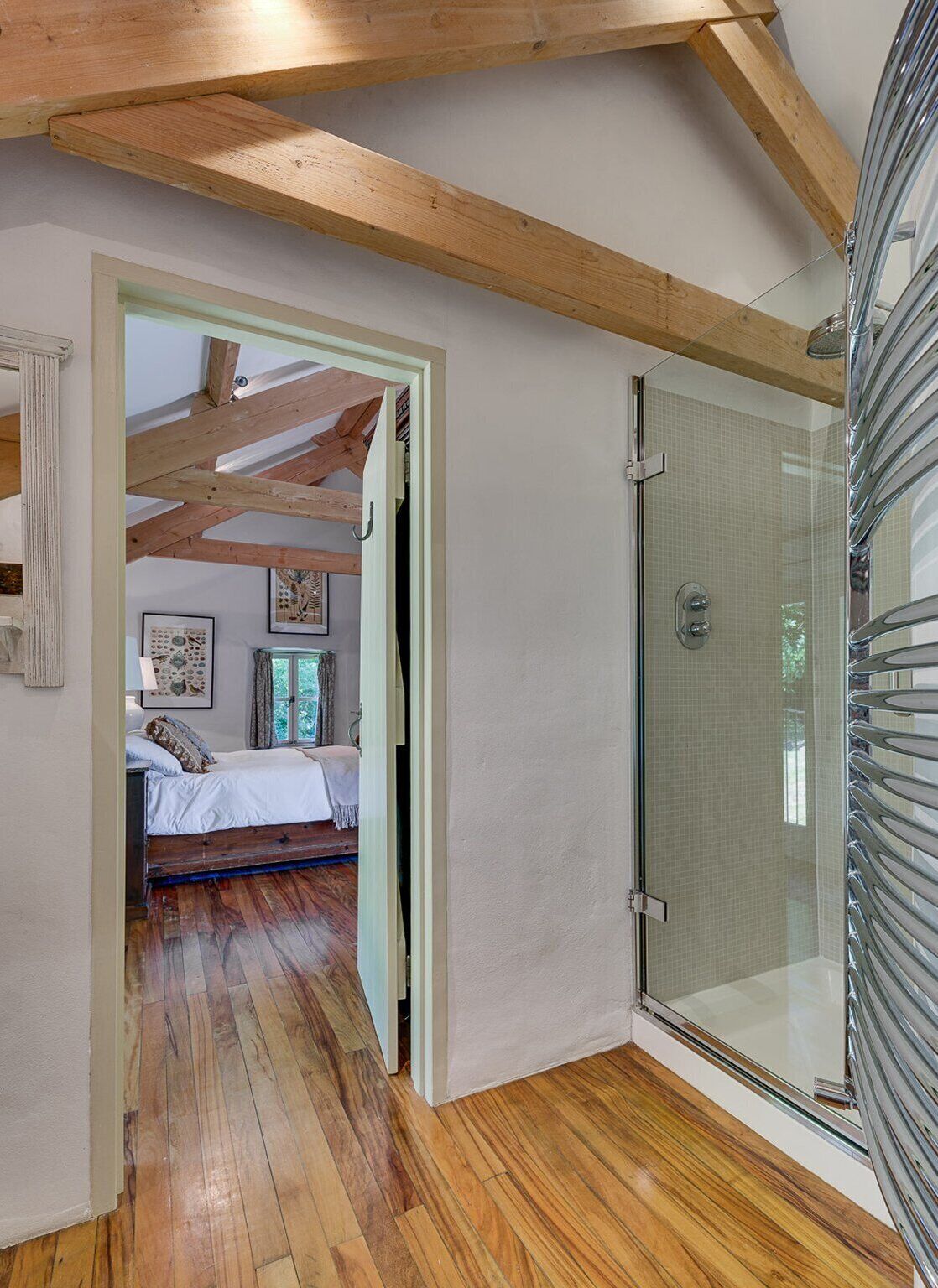 3 bedrooms, desk, iron/ironing board, travel crib