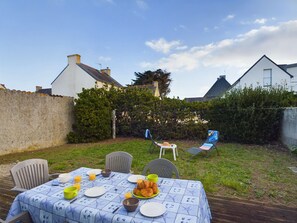 Outdoor dining - House for 5 - 100m from the beach (Penmarch)