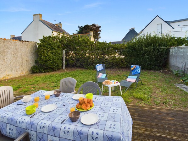 Outdoor dining - House for 5 - 100m from the beach (Penmarch)