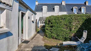 A narrow pathway leading to a building with a sloped roof and dormer windows. - House for 2 - 100 m from La Joie beach (Penmarch)