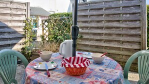 A round table with a floral tablecloth, a wicker basket, and a kettle. - House for 2 - 100 m from La Joie beach (Penmarch)