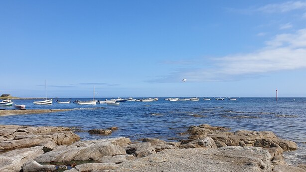 A rocky shoreline with boats docked in the water. - House for 2 - 100 m from La Joie beach (Penmarch)