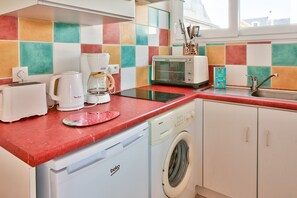 Kühlschrank, Ofen, Wasserkocher mit Kaffee-/Teezubehör, Wasserkocher