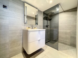 Douche, sèche-cheveux, serviettes fournies