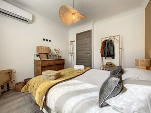 4 habitaciones, tabla de planchar con plancha, wifi y ropa de cama 