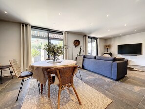 Interior - (201) La vie au Sud (Mandelieu-la-Napoule)