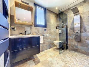 Dusche, Haartrockner, Handtücher