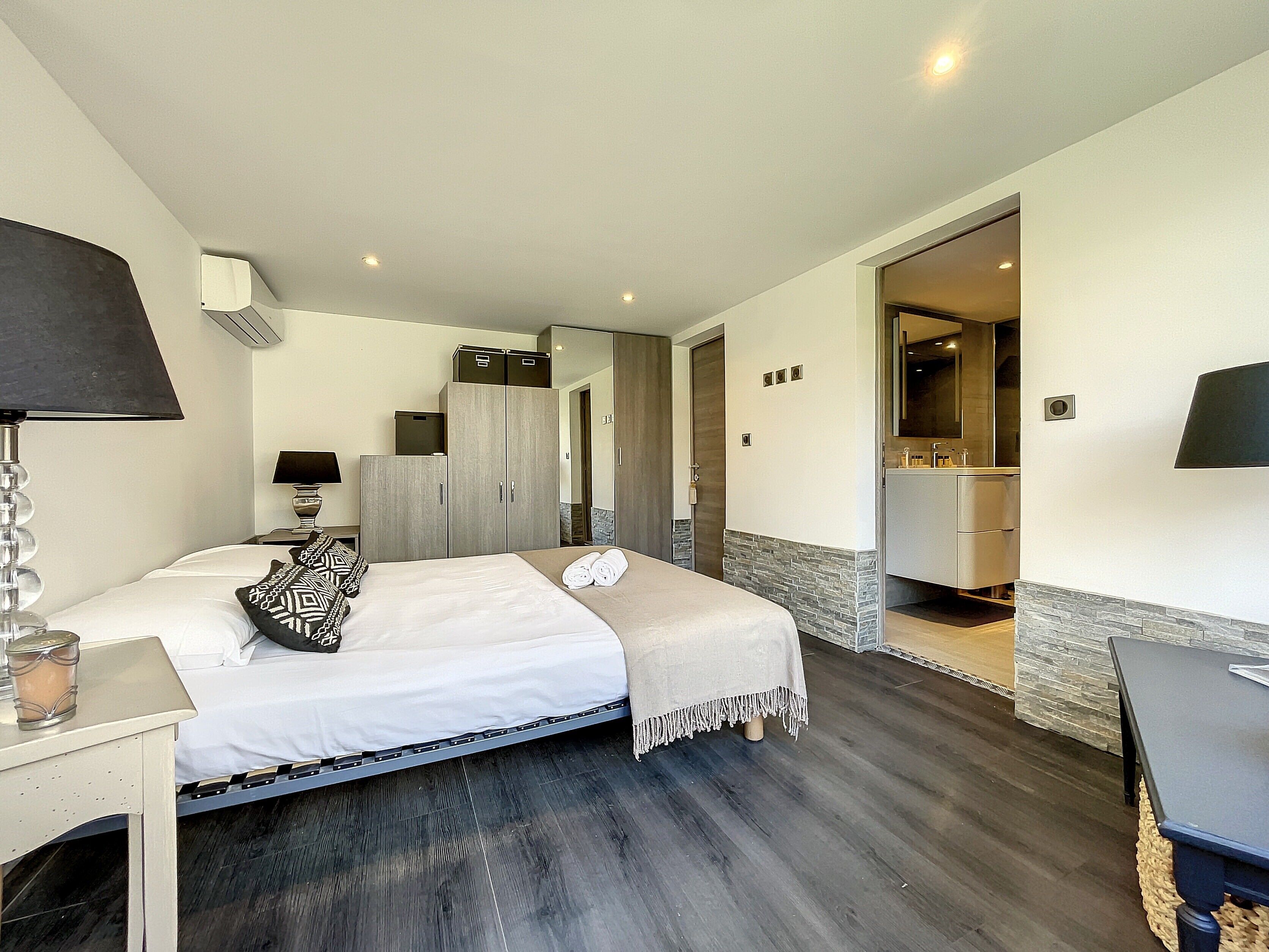 4 makuuhuonetta, silitysrauta/-lauta, Wi-Fi, vuodevaatteet