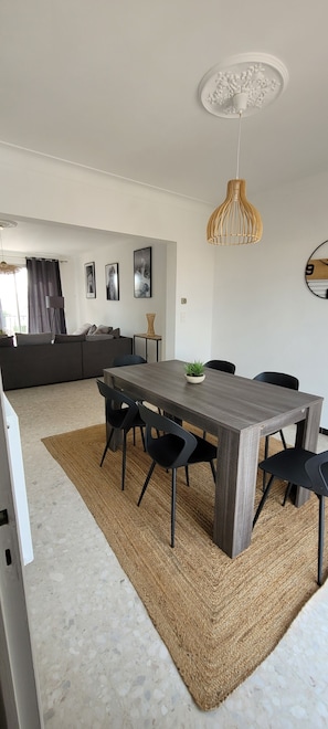 Dining - Villa ideally located in a quiet area 5 minutes from the sea (Canet-en-Roussillon)