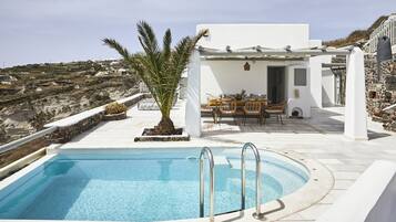 Piscine extérieure (ouverte en saison), parasols de plage