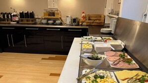 Montaje de bufé con diferentes alimentos y salsas.