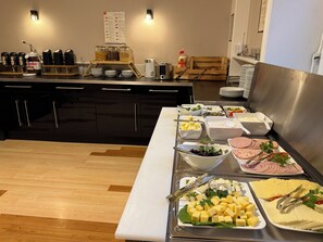 Tägliches Frühstücksbuffet (15 EUR pro Person)