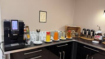 Sarapan prasmanan setiap hari (EUR 15 per orang)