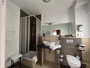 Shower, designer toiletries, hair dryer, bidet - Hafner Hotel- Apartment  (Stuttgart)