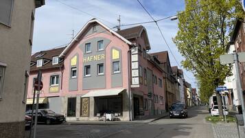 Mặt tiền nơi lưu trú