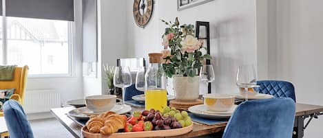 Apartment | Dining