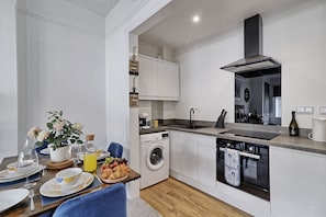 Apartment | Private kitchen | Fridge, microwave, oven, stovetop - Lovely 2bed Apartment in Westcliff-on-sea! (Westcliff-on-Sea)