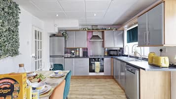 House | Private kitchen | Fridge, microwave, oven, stovetop