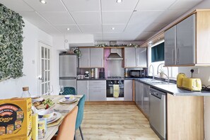 House | Private kitchen | Fridge, microwave, oven, stovetop