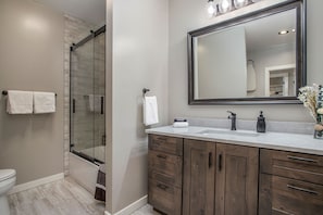Combined shower/bathtub, hair dryer, towels