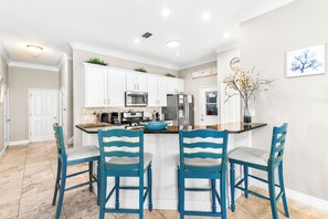 Fridge, microwave, oven, stovetop - Crystal Beach*Pool Access*Dogs OK*Golf Cart/Bikes (DESTIN)