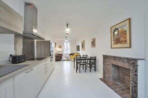 Fridge, microwave, oven, coffee/tea maker