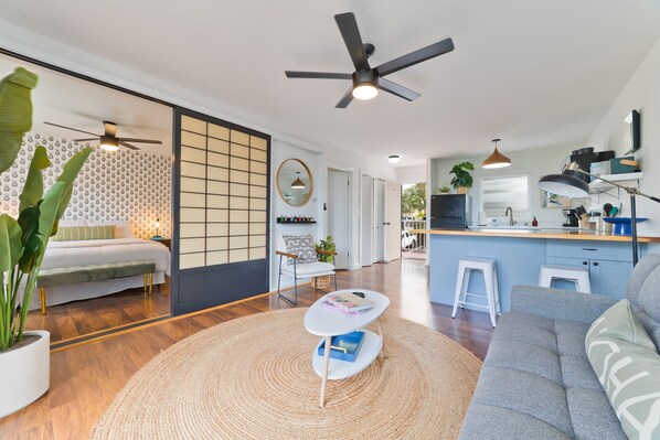 1 bedroom, iron/ironing board, free WiFi, bed sheets - Experience Luxury In Our Kailua Village Penthouse with Ocean Views Pool and AC (Kailua Kona)