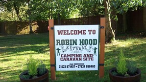 A welcome sign for Robin Hood Retreat, a camping and caravan site. - Lovely Caravan Near Notts and Newark (Newark)