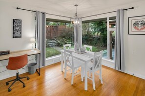 Dining - Seattle Home Near UW, Hospitals & Light Rail | Wedgwood Retreat | Yard + Gazebo (Seattle)
