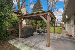 Outdoor dining - Seattle Home Near UW, Hospitals & Light Rail | Wedgwood Retreat | Yard + Gazebo (Seattle)