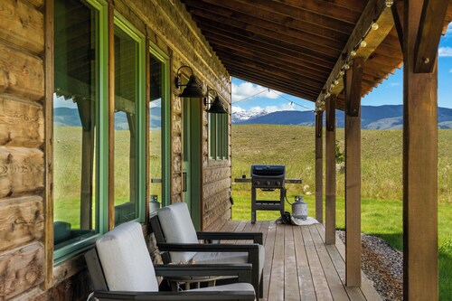 Cowboy Retreat- A gorgeous 3 bedroom home near Chico Hot Springs with views!!