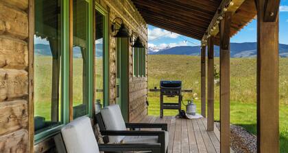 Cowboy Retreat- A gorgeous 3 bedroom home near Chico Hot Springs with views!!