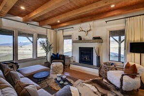 Una Smart TV, una chimenea