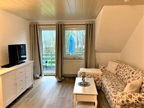 Smart-TV, DVD-Player, Bücher, Stereoanlage