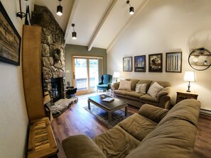 スマートテレビ、暖炉、DVD プレーヤー、テーブルサッカー台