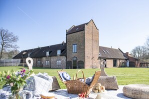 Outdoor dining - Willowgarth House, Great Smeaton, Yorkshire Dales (Northallerton, North Yorkshire)