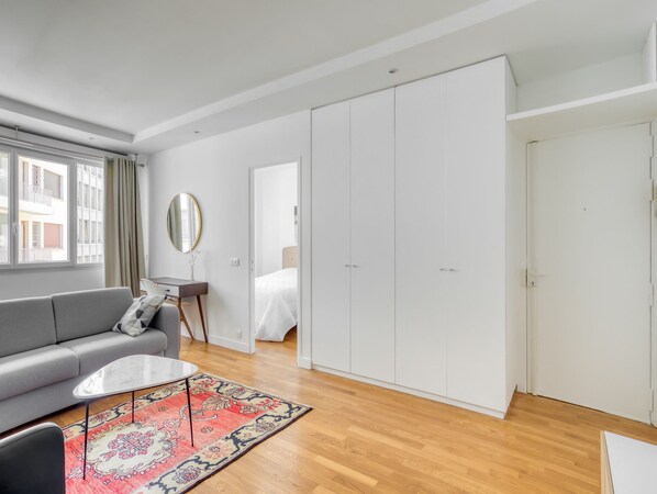 Living area - Modern apartment 5 minutes to Champs-Élysées (Paris)